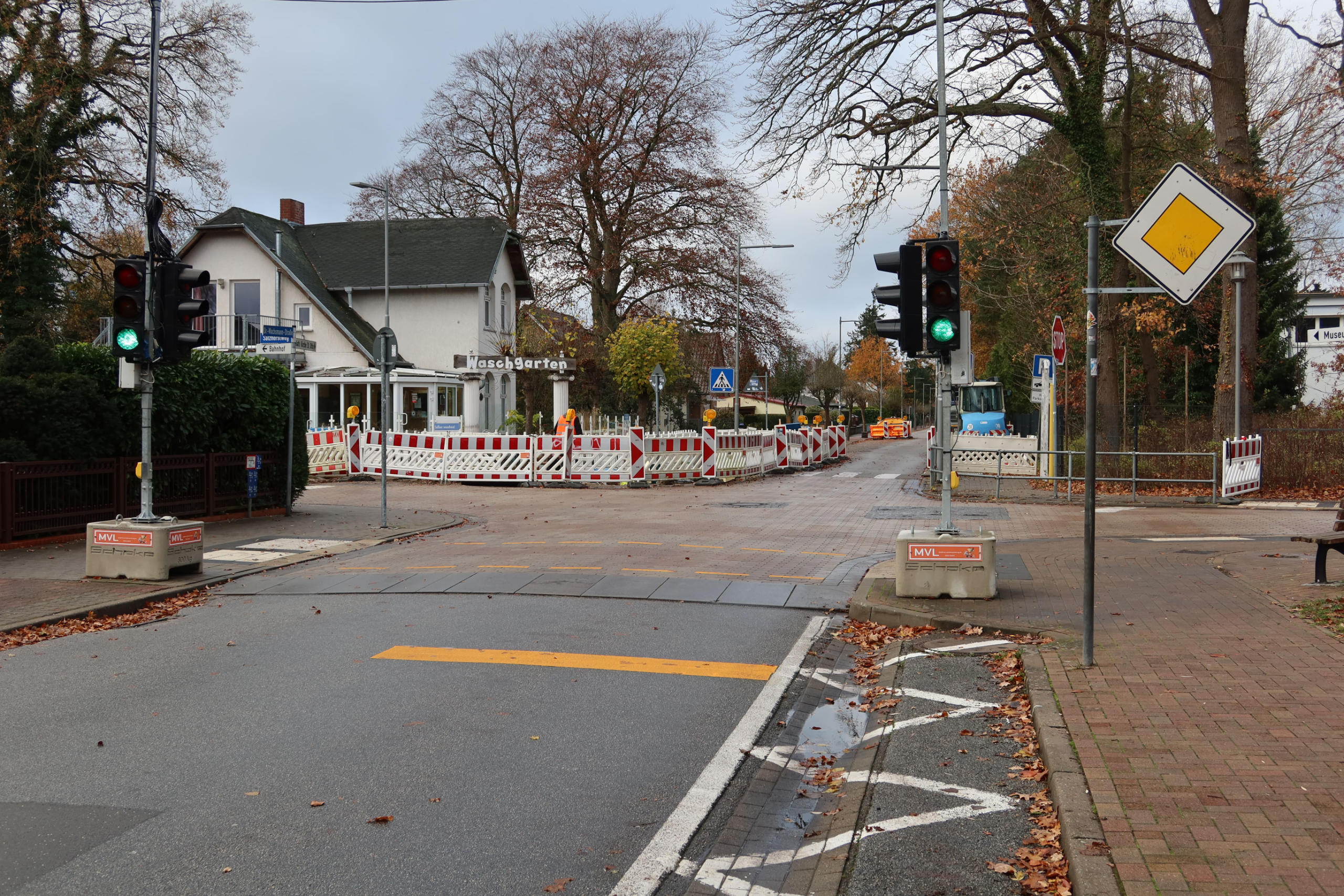 Baustellenabsperrungen und Baustellenampel